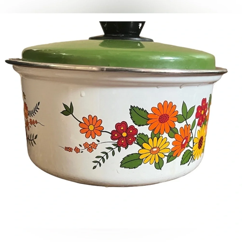 Vintage 2.5 quart groovy flower power saucepan with lid
